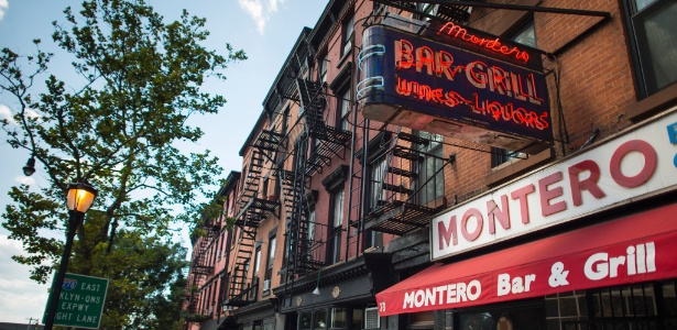 Clássico luminoso de néon pendurado sobre o bar, no número 73 da Atlantic Avenue, é um testemunho da resistência dos Montero - Joshua Bright/The New York Times