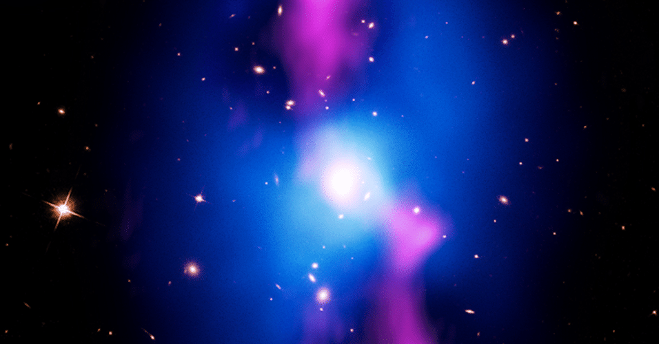 12.nov.2015 - MAIOR EXPLOSÃO VISTA POR HUMANOS - A Nasa (Agencia Espacial americana) divulgou imagens da maior explosão estelar já vista pelos cientistas.  O evento aconteceu em 2005. Segundo os cientistas a causa da explosão é um buraco negro localizado no aglomerado de galáxias MS 0735.6+7421. Eles acreditam que o buraco já engoliu o a 300 milhões de sóis para produzir tamanha explosão