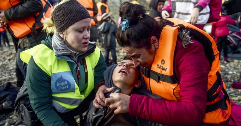 17.nov.2015 - Mãe abraça o filho em chegada a ilha grega de Lesbos. Pelo menos oito pessoas morreram afogadas quando um barco que transportava imigrantes da Turquia naufragou ao largo da ilha