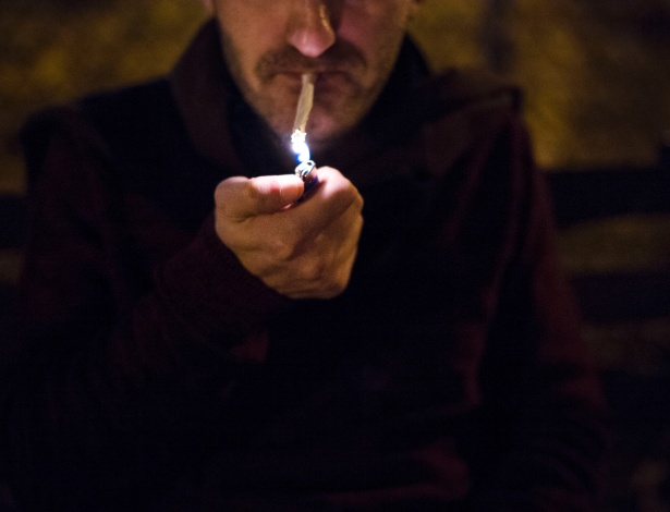 Homem fuma cigarro de maconha em Tompkins Square Park, em Nova York (EUA) - Hilary Swift/The New York Times