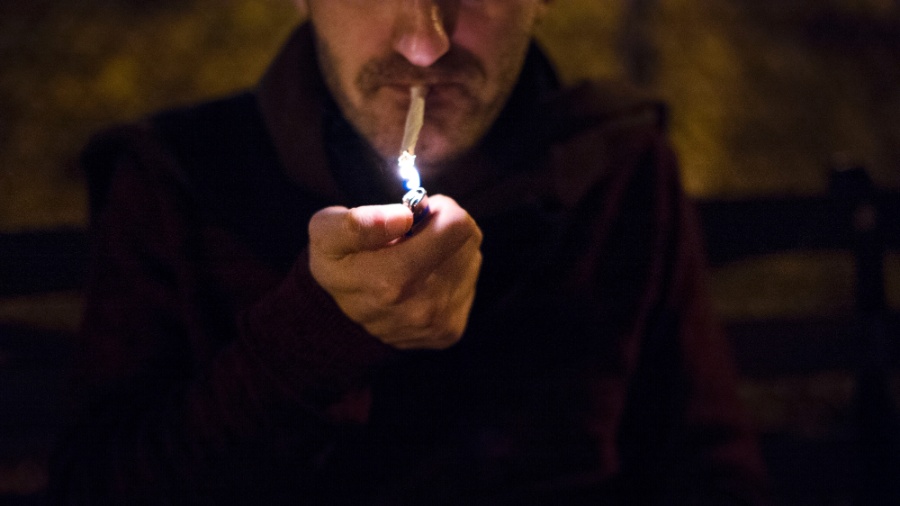 15.dez.2015 - Homem fuma cigarro de maconha