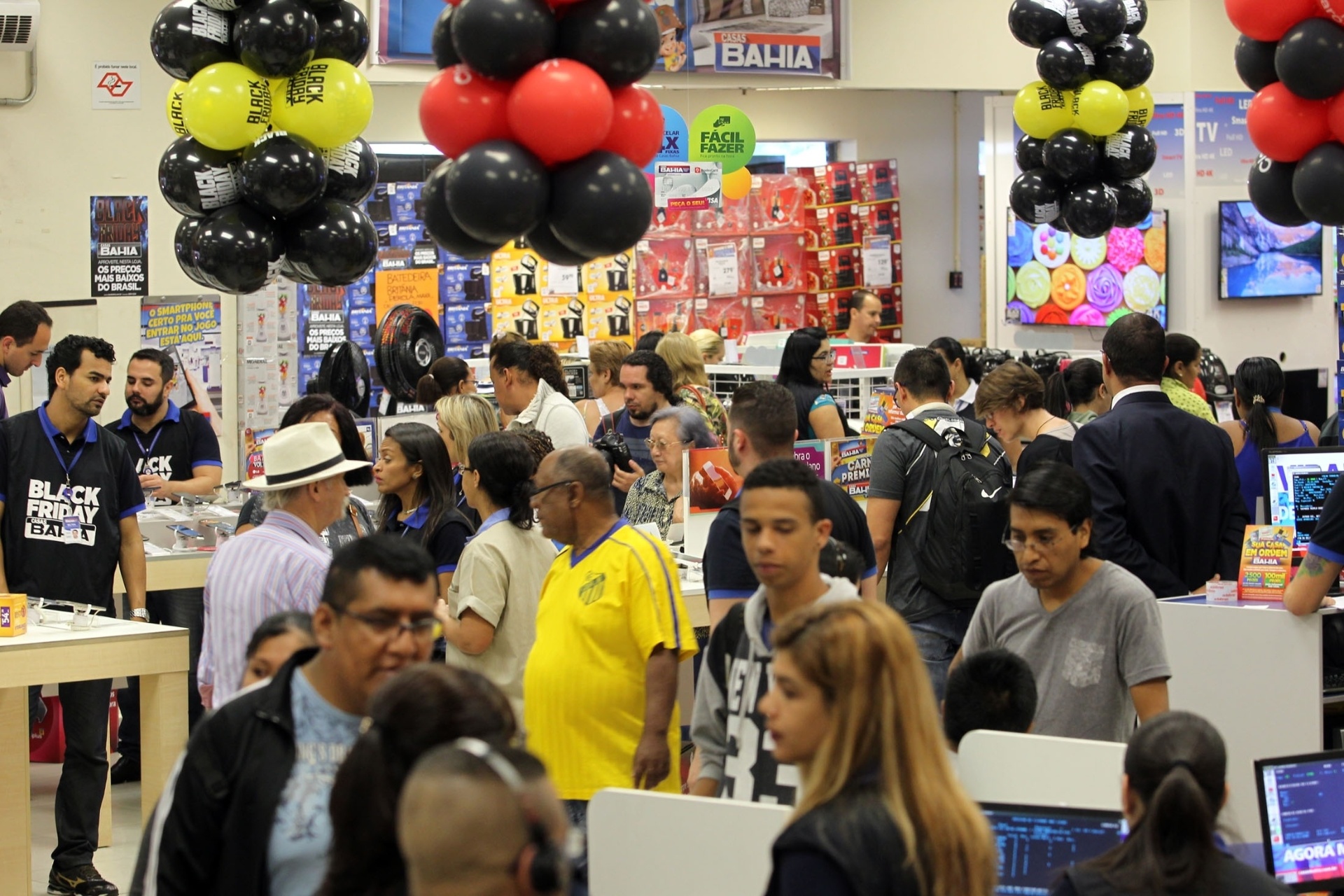 25.nov.2016 -Clientes em busca de descontos da Black Friday em loja na região central de São Paulo, nesta sexta-feira (25) - Werther Santana/Estadão Conteúdo
