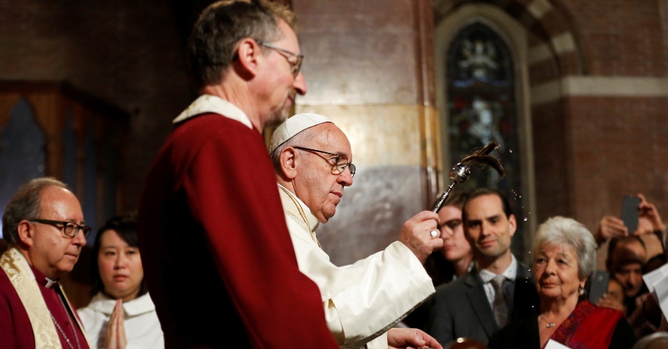 26.fev.2017 - O papa Francisco abençoa fiéis durante visita à Igreja Anglicana em Roma
