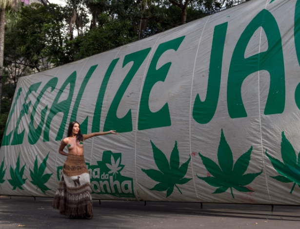 Manifestantes se reúnem no vão livre do Masp, na avenida Paulista, para a Marcha da Maconha - Marivaldo Oliviera/Código 19/Estadão Conteúdo