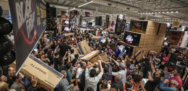 23.11.2017 - Promoções da Black Friday começaram a atrair clientes antes mesmo da sexta-feira. Em uma unidade do hipermercado Extra 24 horas, em Sao Paulo, os consumidores lotaram os corredores na noite de quinta-feira (23)