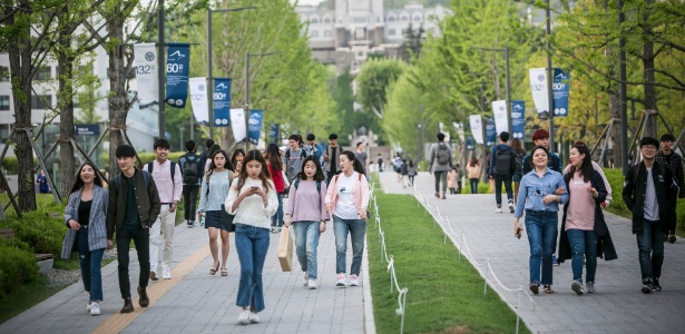 Estudantes caminham no campus da Universidade de Yonsei, em Seul, na Coreia do Sul - Jean Chung/The New York Times