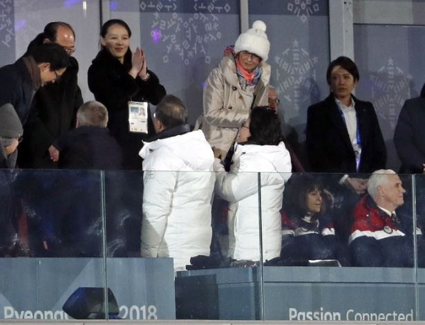 9.fev.2018 - De branco, o presidente e a primeira-dama da Coreia do Sul, à frente dos norte-coreanos; Mike Pence está ao lado do casal sul-coreano, olhando para frente - REUTERS/Damir Sagolj 