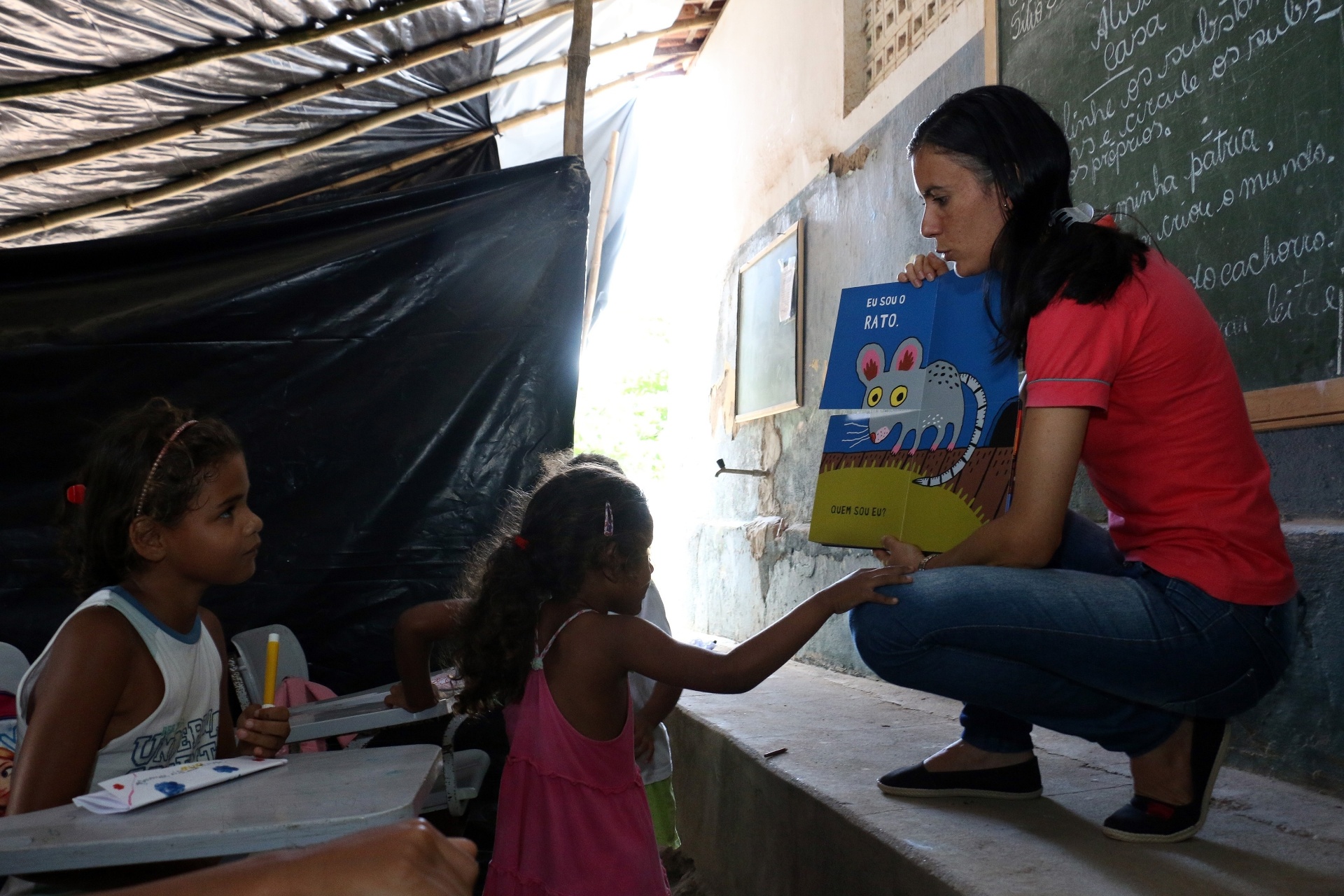 5.abr.2018 - A professora Josivânia da Silva Lisboa, a Tia Vaninha, dá aula mesmo sem receber salário: "Só penso em cada um dos meus alunos", diz - Francisco França/UOL