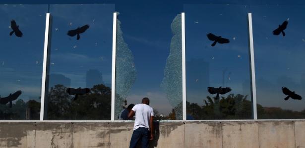 Muro da Raia Olímpica da USP amanheceu com mais um vidro estilhaçado nesta sexta (24) - Hélvio Romero/Estadão Conteúdo