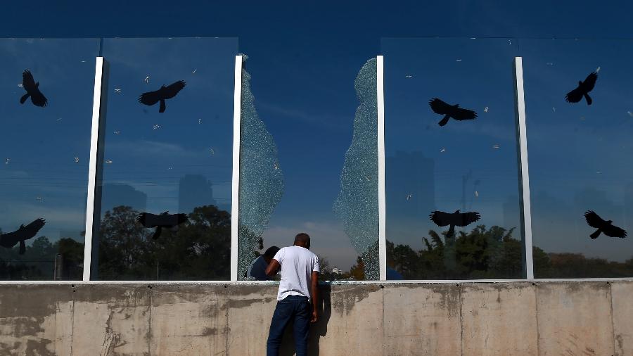 24.ago.2018 - O muro da Raia Olímpica da Universidade de São Paulo (USP), na Marginal Pinheiros, zona oeste da capital paulista, amanheceu com mais um vidro estilhaçado nesta sexta-feira, 24. Inaugurado em abril, dezenas de placas que compõe o muro já foram quebradas