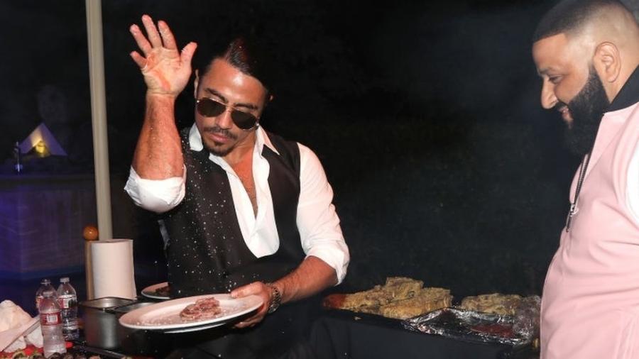 O chef turco Salt Bae ficou conhecido na web por sua forma peculiar de salgar a carne - Getty Images