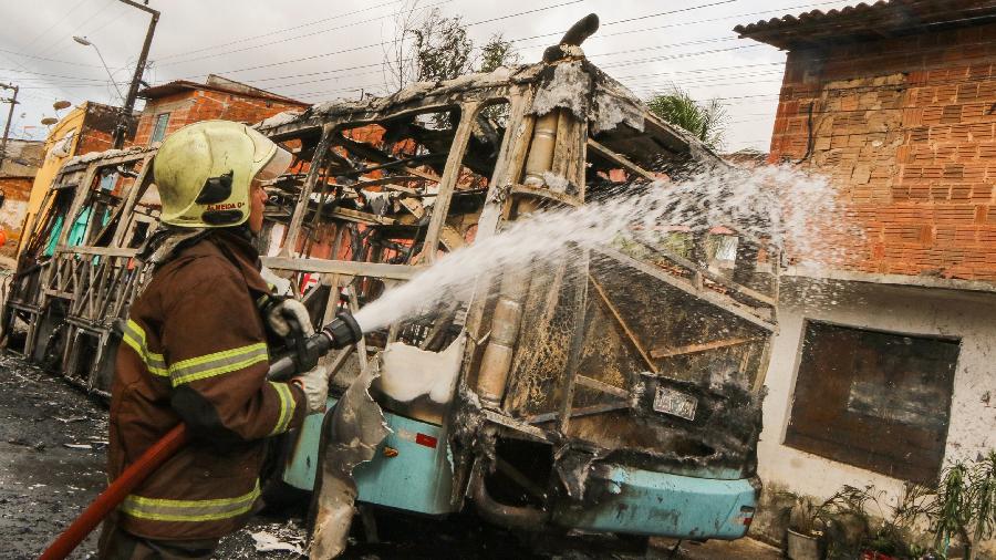 Bombeiros apagam fogo em ônibus incendiado por criminosos em Fortaleza (CE) - JOÃO DIJORGE/PHOTOPRESS/ESTADÃO CONTEÚDO