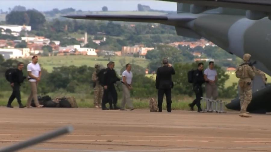 Cúpula do PCC foi transferida em avião da Força Aérea Brasileira - 13.fev.2019 - Reprodução/TV Globo