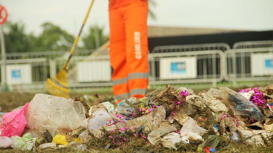 04.mar.2019 - Garis limpam lixo deixado por foliões de blocos no Rio de Janeiro - ANDRÉ BARCELOS/FUTURA PRESS/FUTURA PRESS/ESTADÃO CONTEÚDO