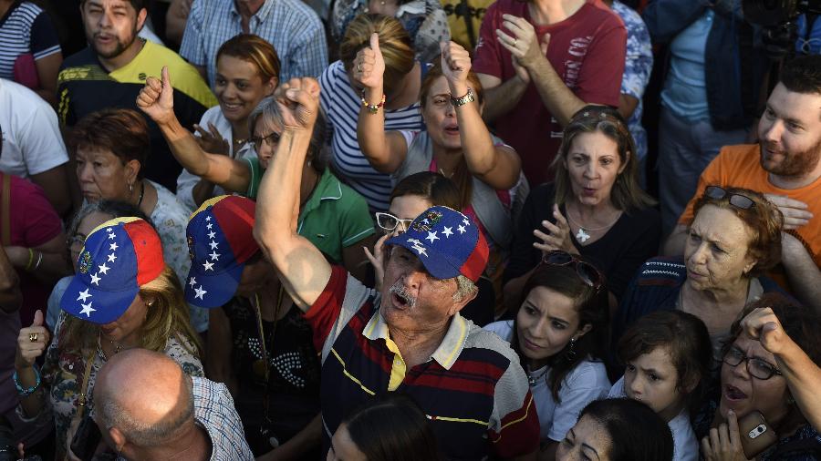 5.abr.19 - Apoiadores da oposição venezuelana vão à manifestação em El Paraíso, bairro de Caracas - Federico Parra/AFP