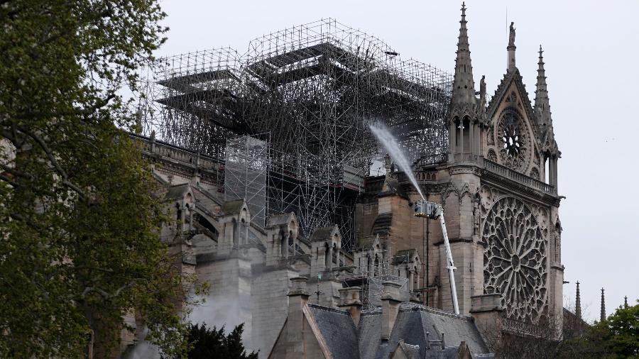 16.abr.2019 - Bombeiros lançam jatos de água para extinguir o fogo na Catedral de Notre-Dame - Zakaria Abdelkafi/AFP