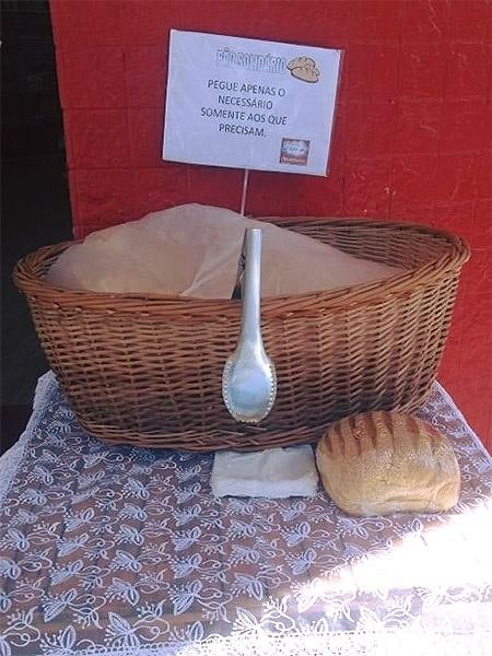 Cesto com pães que são distribuídos gratuitamente em Nilópolis - Divulgação