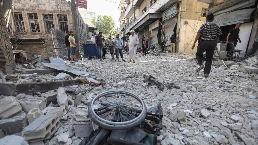 Cadeira de rodas é vista próxima a destroços de um prédio bombardeado em Ariha, sul da província de Idlib, na Síria - Omar Haj Kadour/AFP