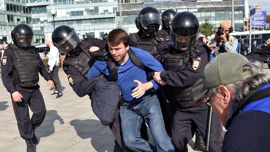 3.ago.2019 - Policiais prendem manifestante durante protesto por eleições justas em Moscou - VAsily Maximov/AFP