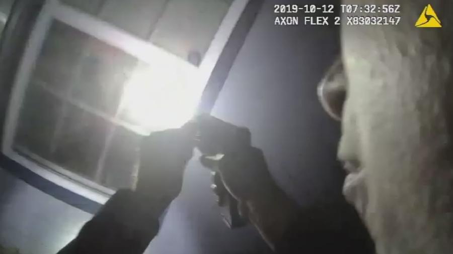 Imagem de tela de vídeo do Departamento de Polícia de Fort Worth mostra cena de tiroteio - AFP Photo/Fort Worth Police Department/Handout