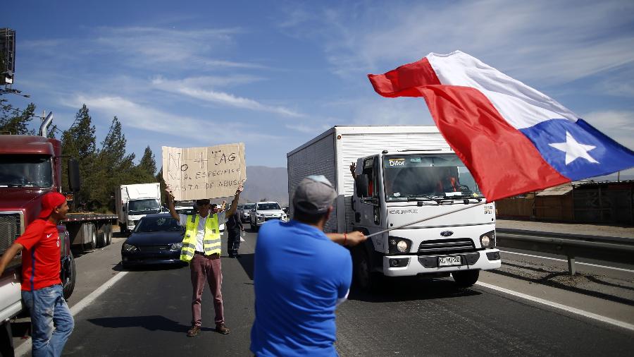 Pessoas protestam com seus carros, caminhões e táxis em Santiago - Pablo Vera/AFP
