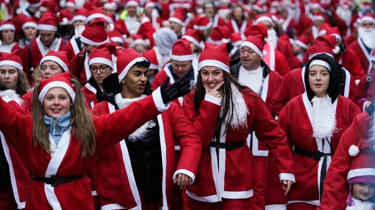 Eles encheram as ruas de vermelho | Milhares de pessoas vestidas de Papai Noel fazem corrida no Reino Unido