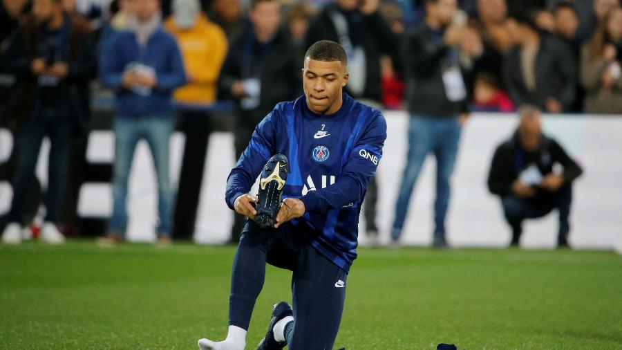 Kylian Mbappé se aquece antes de partida do Paris St Germain contra o Montpellier pelo Campeonato Francês - 