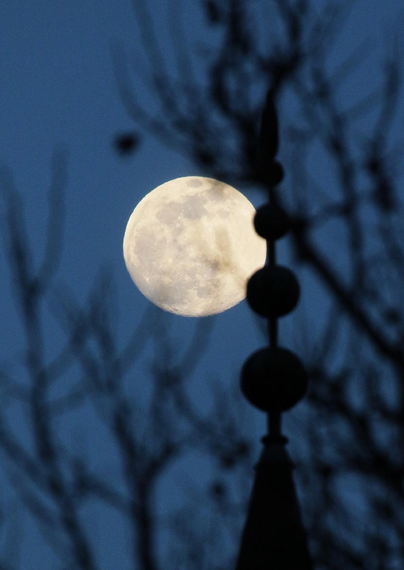 Superlua vista da Mesquita de Juma-Jami em Yevpatoriya, Criemeia. 08/03/2020. REUTERS/Alexey Pavlishak - ALEXEY PAVLISHAK/REUTERS