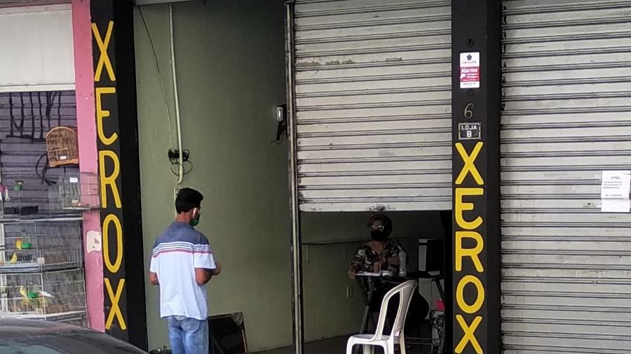 13.mai.2020 - Cliente é atendido em loja que desrespeita regras de isolamento em Santa Cruz, na zona oeste do Rio - Igor Mello/ UOL