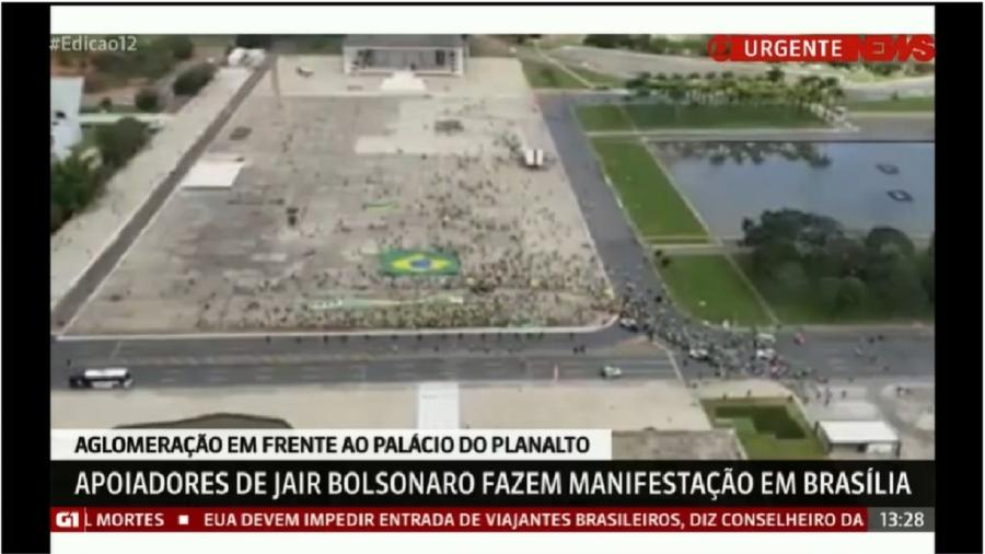 Imagem divulgada pelo próprio Bolsonaro ao sobrevoar a Praça dos Três Poderes. Menos gente do que parece. A questão importante, como vocês lerão, é outra - Reprodução/Globo News/ Redes sociais de Bolsonaro