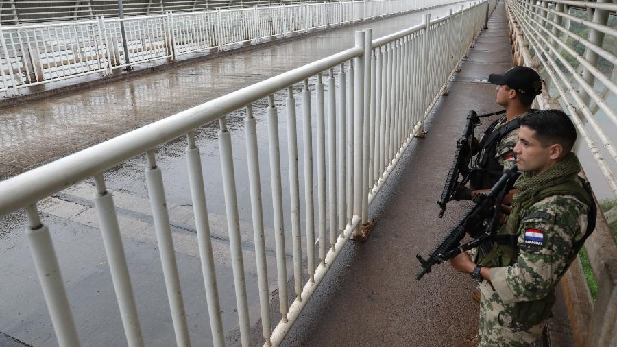 Soldados patrulham Ponte da Amizade, que liga Brasil ao Paraguai e foi fechada durante crise do coronavírus - Kiko Sierich/Getty Images