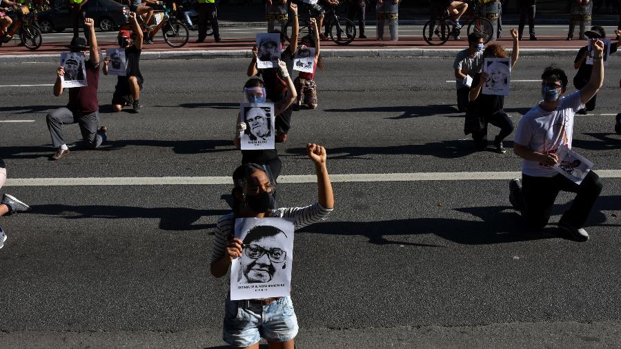 Manifestante protestam na Avenida Paulista, em São Paulo, contra o presidente Jair Bolsonaro e em memória das vítimas do novo coronavírus - Roberto Casimiro/FotoArena/Estadão Conteúdo