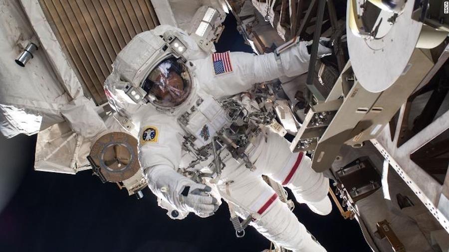 O astronauta Chris Cassidy durante uma caminhada no espaço em 2013. Sete anos depois, em 2020, uma parte de seu traje se desprendeu enquanto ele estava no espaço - Divulgação/Nasa
