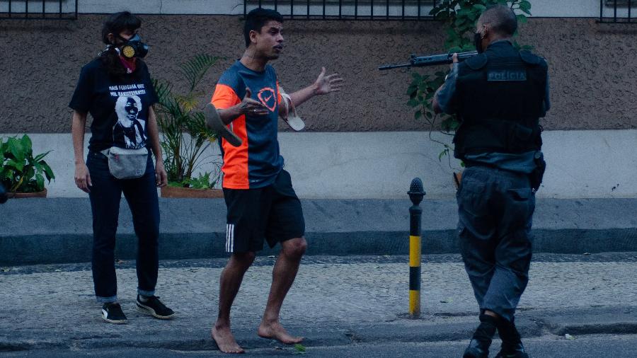 PM aponta fuzil para jovem durante manifestação contra a violência policial no Rio - VANESSA ATALIBA/ ZIMEL PRESS/ ESTADÃO CONTEÚDO