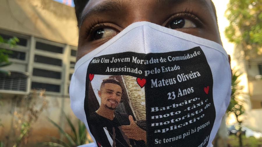 7.jul.2020 - Matheus Martins (foto), que estava na garupa da moto conduzida por Matheus Oliveira, protestou em frente à DH da Capital - Herculano Barreto Filho/UOL