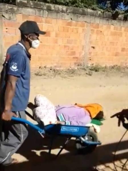 Maria Eduarda foi levada de carrinho de mão para o hospital no mês passado - Arquivo pessoal