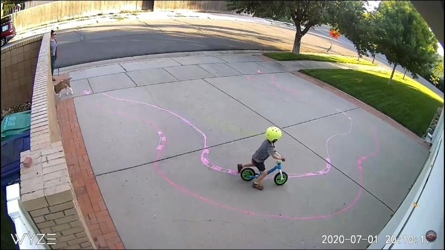 O menino ativa a câmera de segurança da casa todos os dias no mesmo horário em seu passeio de bicicleta - Reprodução