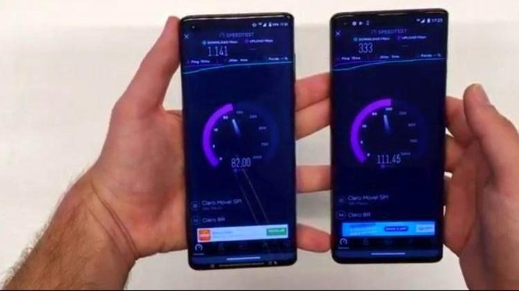 Comparação das velocidades do 5G de frequências altas (à esq.) e o 5G DSS comum, no laboratório da Claro em São Paulo. No teste, o primeiro deu 1,1 Gbps de download, contra 333 Mbps do segundo. - Rodrigo Trindade/UOL - Rodrigo Trindade/UOL