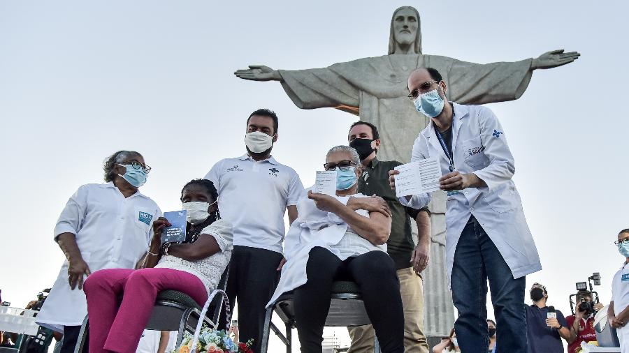 Mulheres recebem a primeira dose da vacina Coronavac no Rio no dia 18 de janeiro - THIAGO RIBEIRO/ AGIF/ ESTADÃO CONTEÚDO