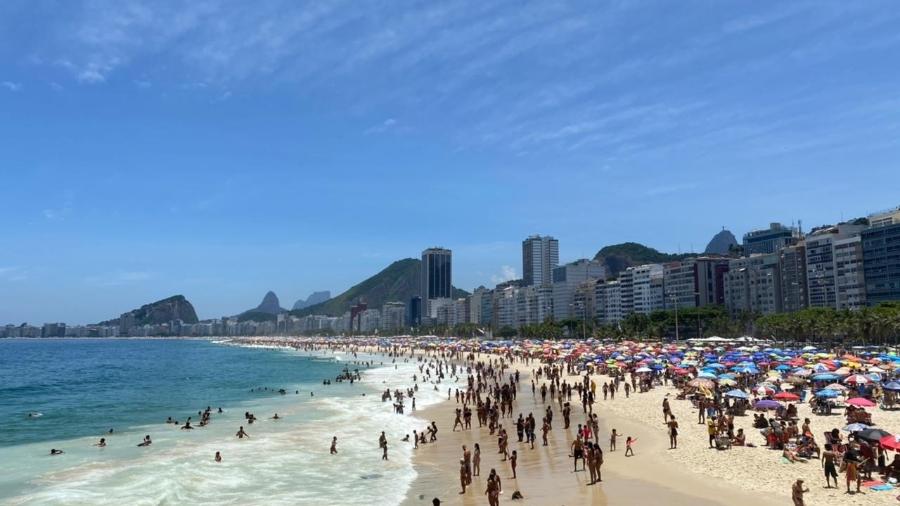 20.jan.2021 - Vista das praias do Leme e Copacabana no feriado de São Sebastião - Tatiana Campbell/UOL
