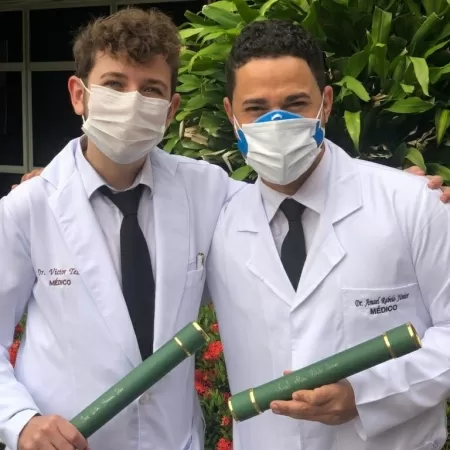 José Victor Menezes e um colega com seus diplomas de medicina - Arquivo pessoal - Arquivo pessoal