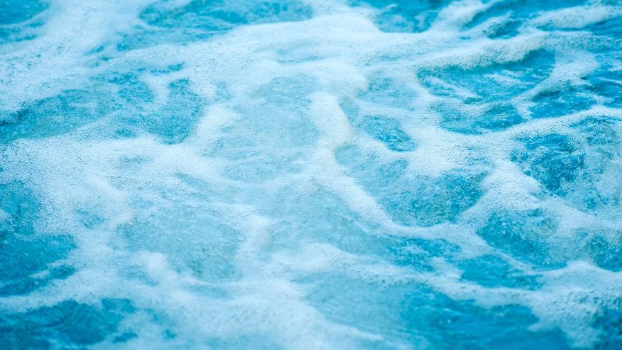 Água em banheira de hidromassagem - Getty Images/iStockphoto