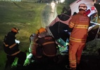 Carro capota e fica pendurado em cima de túnel em Minas Gerais - Corpo de Bombeiros de Minas Gerais