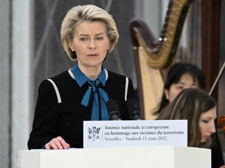 A presidente da Comissão Europeia, Ursula von der Leyen, discursa durante cerimônia do Dia Nacional e Europeu em Homenagem às Vítimas do Terrorismo na propriedade Grand Trianon, em Versalhes, França, em 11 de março de 2022.  - Emmanuel Dunand/Reuters