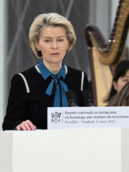 A presidente da Comissão Europeia, Ursula von der Leyen, discursa durante cerimônia do Dia Nacional e Europeu em Homenagem às Vítimas do Terrorismo na propriedade Grand Trianon, em Versalhes, França, em 11 de março de 2022.  - Emmanuel Dunand/Reuters