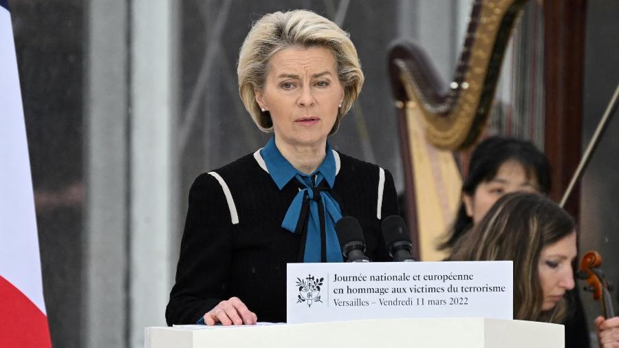 A presidente da Comissão Europeia, Ursula von der Leyen, discursa durante cerimônia do Dia Nacional e Europeu em Homenagem às Vítimas do Terrorismo na propriedade Grand Trianon, em Versalhes, França, em 11 de março de 2022.  - Emmanuel Dunand/Reuters