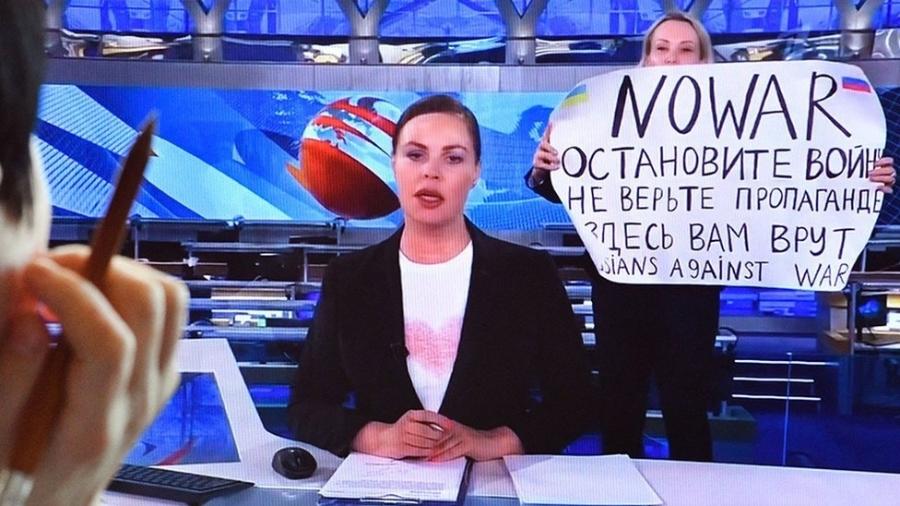 Marina Ovsyannikova segurando um cartaz que diz "Não à Guerra" ao vivo na TV russa, em 15 de março - Getty Images