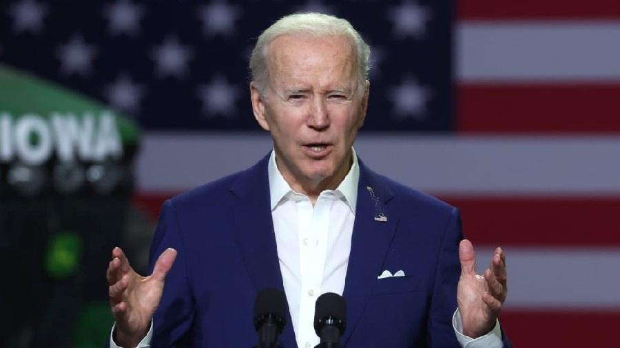 Joe Biden ficou com mancha acima da lapela no incidente inusitado - Scott Olson/Getty Images