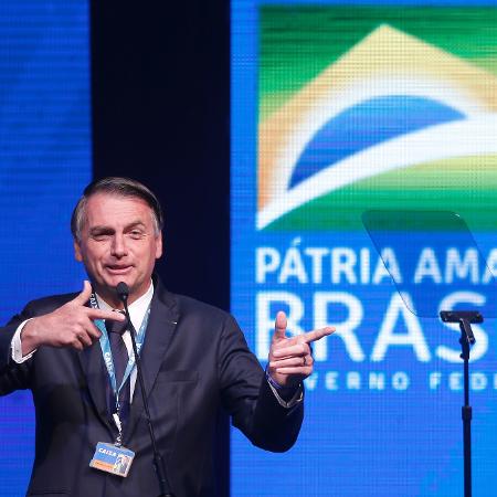 O presidente da República, Jair Bolsonaro, faz gesto como se estivesse com armas nas mãos - DIDA SAMPAIO/ESTADÃO CONTEÚDO/AE