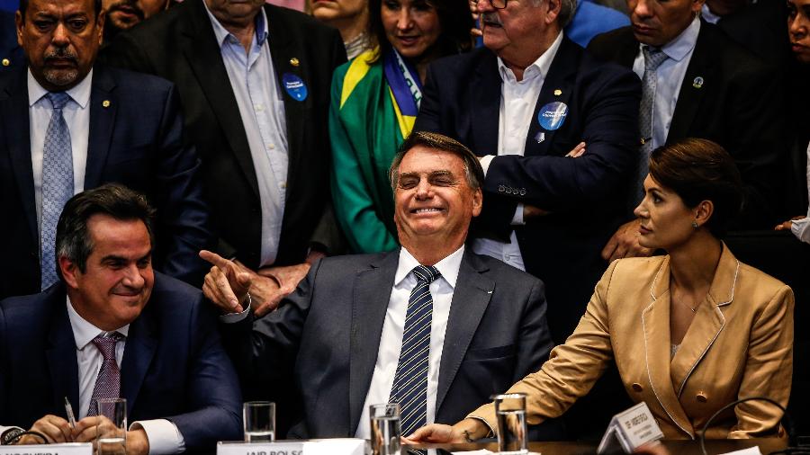 Bolsonaro entre o ministro Ciro Nogueira e a primeira-dama, Michelle Bolsonaro, na convenção do PP que oficializou apoio ao PL e à tentativa de reeleição - Gabriela Biló/Folhapress